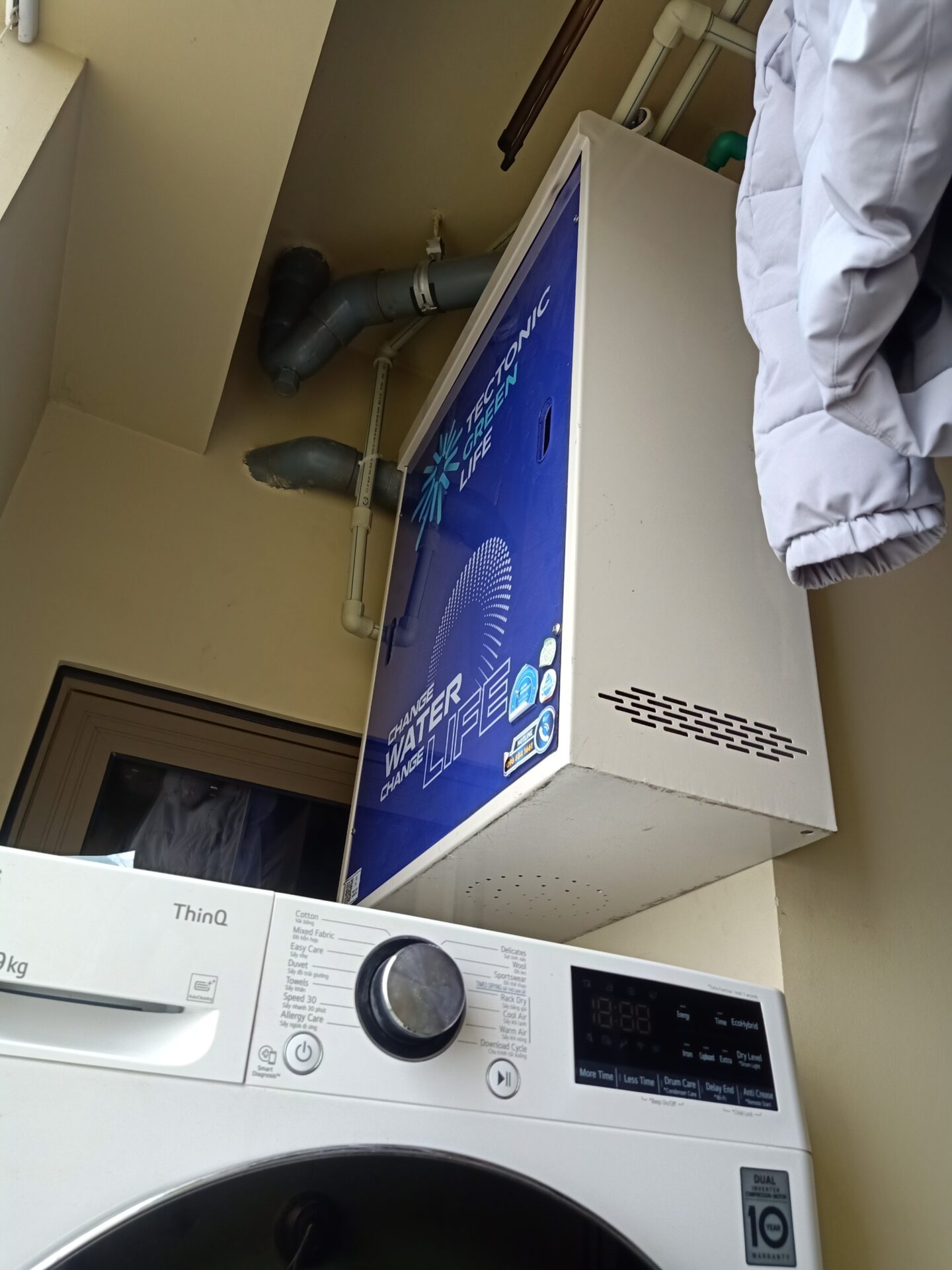 Vị trí lăp đặt phía trên máy giặt