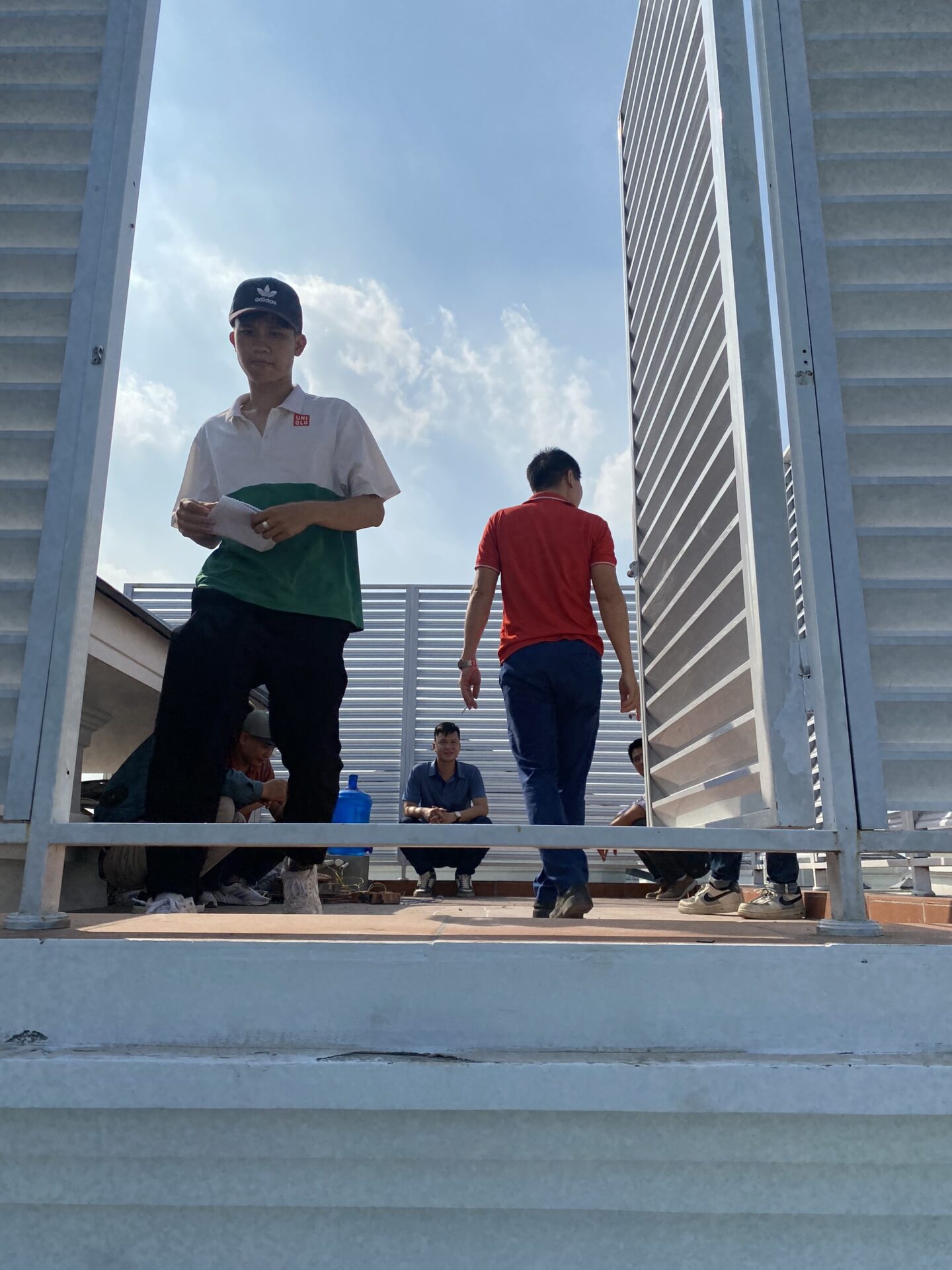 Đội ngũ kỹ thuật TGL thi công trên mái