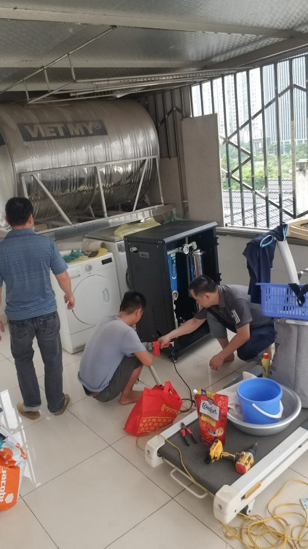 Đội ngũ kỹ thuật viên TGL lắp đặt hệ lọc 