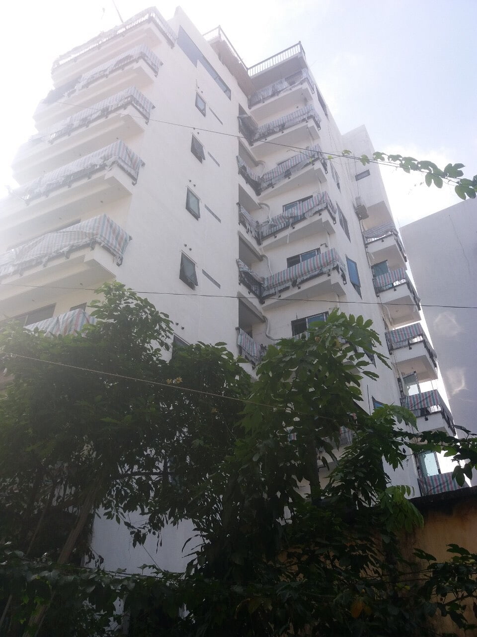Góc chụp từ dưới lên bên phải biệt thự