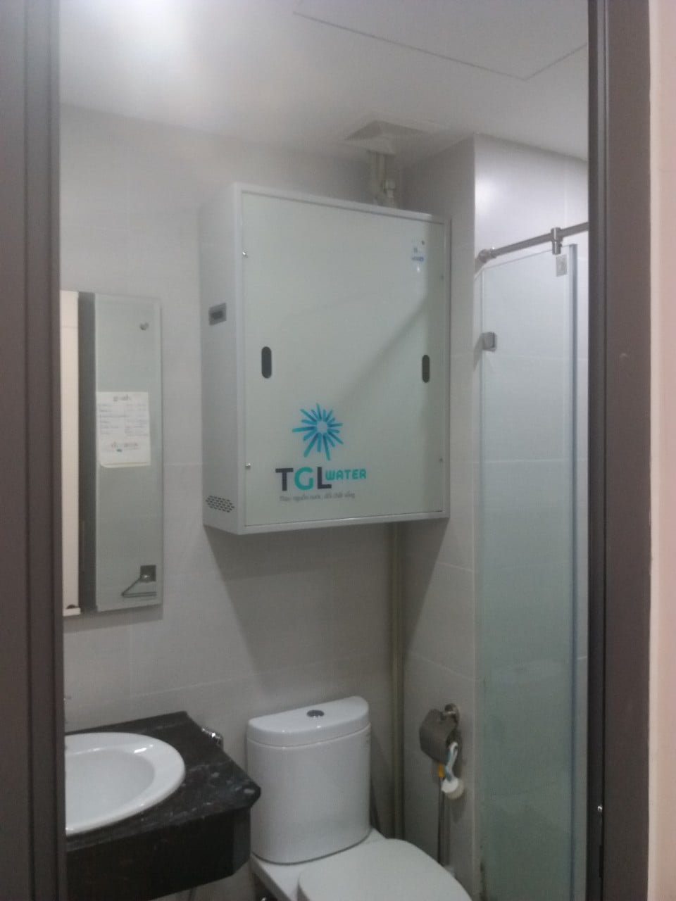 Tủ lọc nước tổng được lắp trong nhà vệ sinh